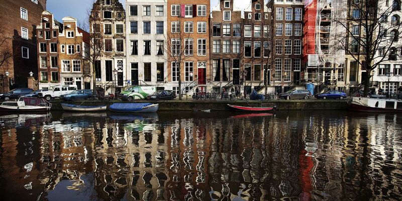 Werbung für Fleisch oder Flugreisen ist bald in Amsterdam vielerorts verboten. (Archivfoto) - Foto: Jerry Lampen/dpa