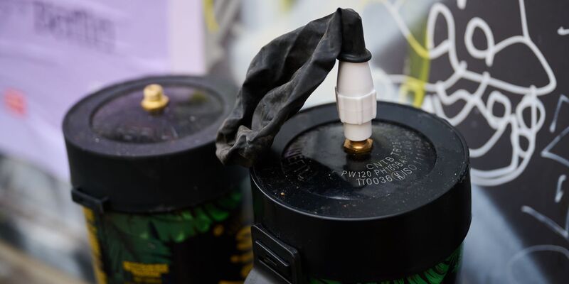 Der Konsum von Lachgas ist gerade für Minderjährige mit hohen Gesundheitsrisiken verbunden. (Symbolfoto) - Foto: Annette Riedl/dpa