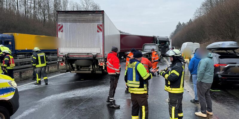 Glätte hat auf der A44 eine Unfallserie ausgelöst. - Foto: Christian Müller/dpa