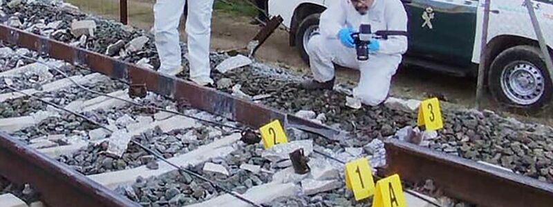 Ein vorläufiger Untersuchungsbruch sieht den Bruch einer Schiene als wahrscheinliche Ursache der Katastrophe. - Foto: Uncredited/Guardia Civil via AP/dpa