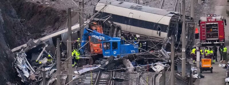 Trümmer und von der Gewalt der Kollision zweier Hochgeschwindigkeitszüge völlig zerstörte Schienen im Süden Spaniens. - Foto: Manu Fernandez/AP/dpa