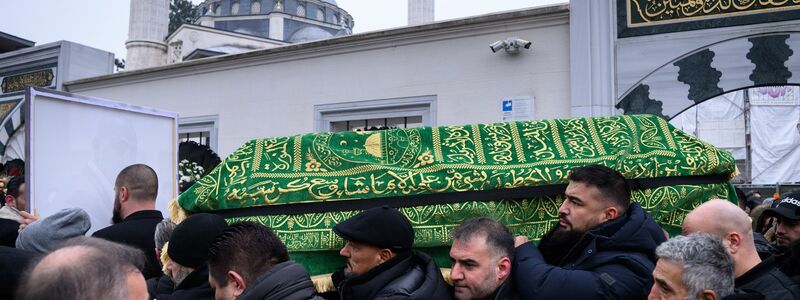Ein Sarg wird nach dem Trauergebet vor der Beerdigung eines 62-Jährigen aus der Neuköllner Sehitlik-Moschee getragen. - Foto: Bernd von Jutrczenka/dpa