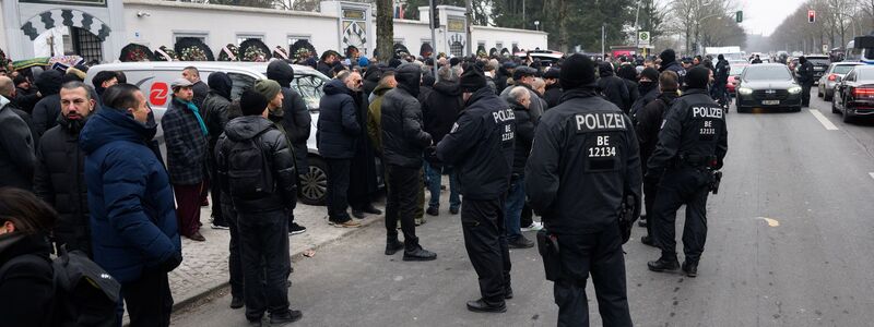 Zahlreiche Besucher kommen nach dem Trauergebet vor der Beerdigung eines 62-Jährigen aus der Neuköllner Sehitlik-Moschee.  - Foto: Bernd von Jutrczenka/dpa