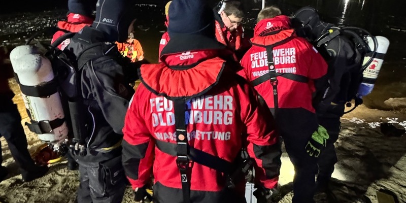 FW-OLL: Erfolgreiche Einsatzübung am Baggersee Westerholt - Eisrettung unter realistischen Bedingungen trainiert - Foto: presseportal.de