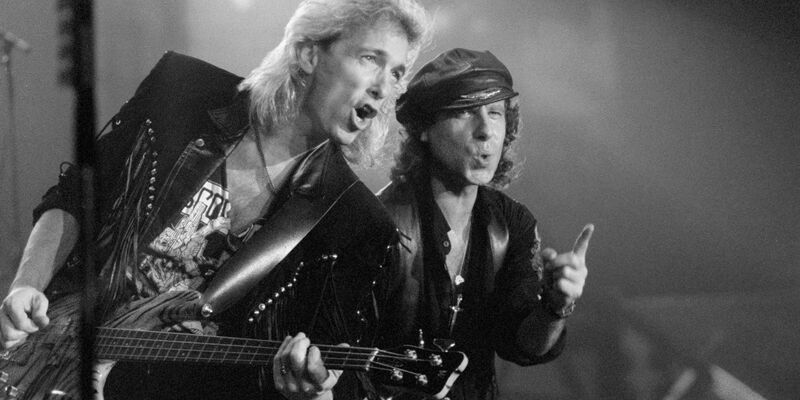 Ex-Bassist Francis Buchholz (l.) mit Scorpions-Frontmann Klaus Meine 1991 in Frankfurt am Main. (Archivbild) - Foto: Dieter Roosen/dpa