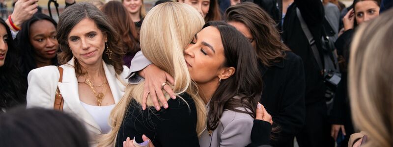 An der Pressekonferenz vor dem US-Kongress nahmen neben Paris Hilton auch die linke Kongressabgeordnete Alexandria Ocasio-Cortez und andere Politiker teil.  - Foto: Allison Robbert/AP/dpa