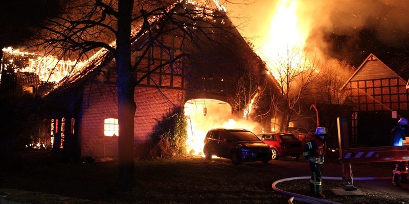 POL-MI: Ehemaliges landwirtschaftliches Anwesen geht in Flammen auf - Foto: presseportal.de