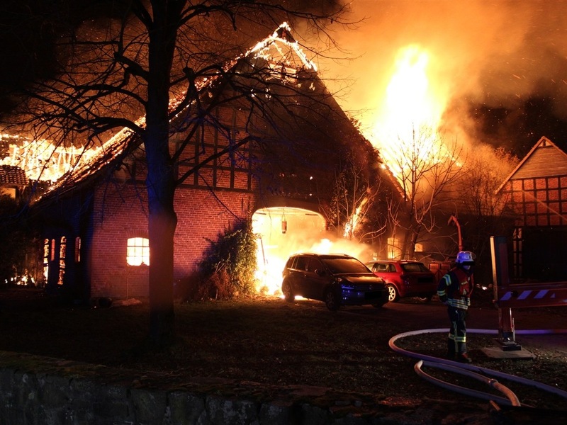 POL-MI: Ehemaliges landwirtschaftliches Anwesen geht in Flammen auf - Foto: presseportal.de