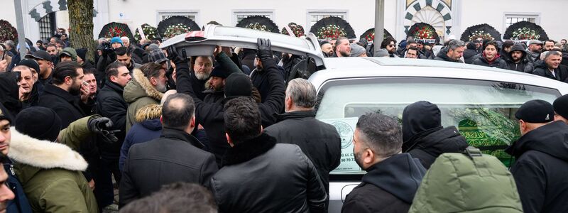 Ein Sarg wird nach dem Trauergebet vor der Beerdigung eines 62-Jährigen vor der Neuköllner Sehitlik-Moschee in einen Leichenwagen verladen.  - Foto: Bernd von Jutrczenka/dpa