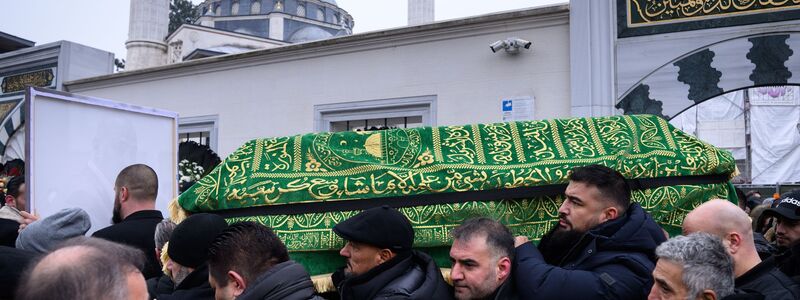 Ein Sarg wird nach dem Trauergebet vor der Beerdigung eines 62-Jährigen aus der Neuköllner Sehitlik-Moschee getragen. - Foto: Bernd von Jutrczenka/dpa
