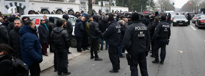 Zahlreiche Besucher kommen nach dem Trauergebet vor der Beerdigung eines 62-Jährigen aus der Neuköllner Sehitlik-Moschee.  - Foto: Bernd von Jutrczenka/dpa