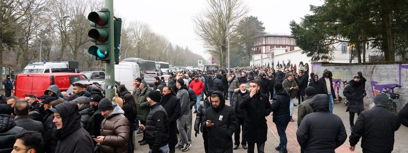 Zahlreiche Besucher kommen nach dem Trauergebet vor der Beerdigung eines 62-Jährigen aus der Neuköllner Sehitlik-Moschee. - Foto: Bernd von Jutrczenka/dpa