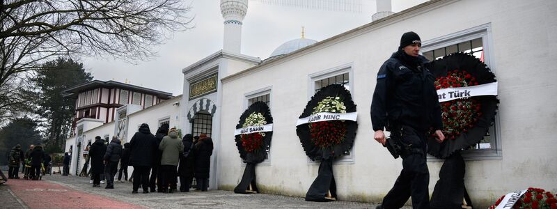 Blumengebinde stehen anlässlich eines Trauergebets vor der Beerdigung eines 62-Jährigen vor der Neuköllner Sehitlik-Moschee.  - Foto: Bernd von Jutrczenka/dpa