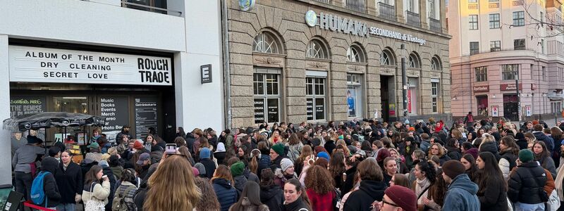 In Berlin-Neukölln standen Fans von Harry Styles Schlange, um seine neue Single zu hören. (Archivbild) - Foto: Lisa Forster/dpa