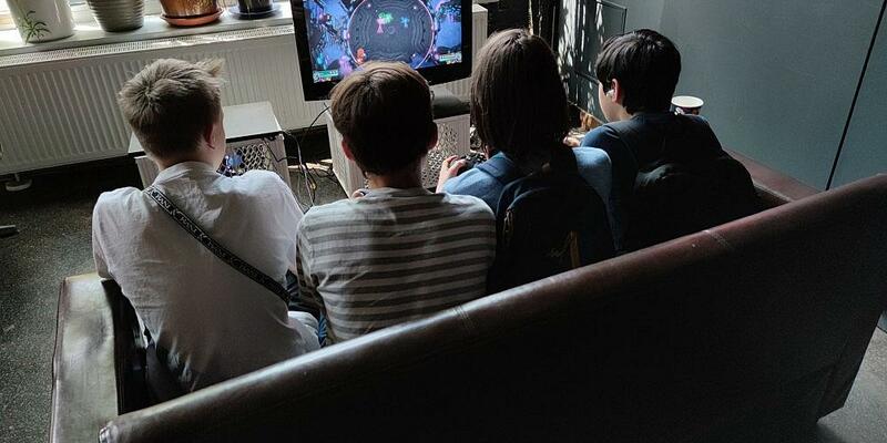 Junge Leute beim Zocken (Archiv) - Foto: via dts Nachrichtenagentur