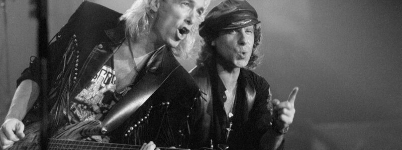 Der damalige Bassist Francis Buchholz (l.) mit Scorpions-Frontmann Klaus Meine 1991 in Frankfurt am Main. (Archivbild) - Foto: Dieter Roosen/dpa