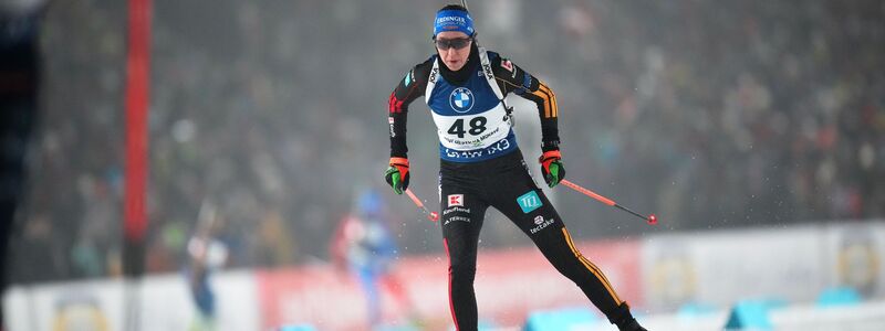 Franziska Preuß landet im verkürzten Einzel von Nove Mesto auf dem Podest. - Foto: Petr David Josek/AP/dpa