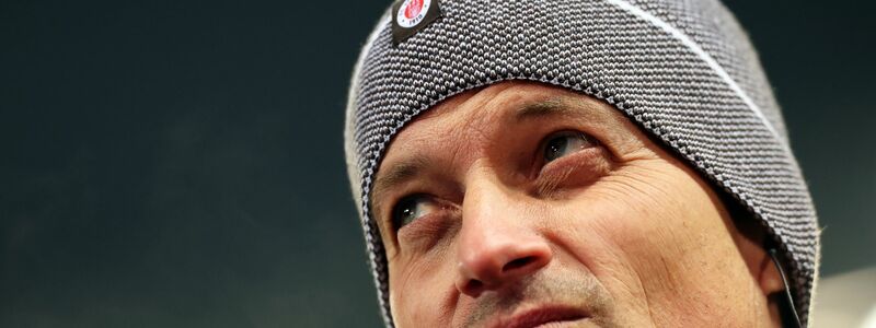 Blickte vor dem Spiel skeptisch: FC St. Paulis Cheftrainer Alexander Blessin. - Foto: Christian Charisius/dpa