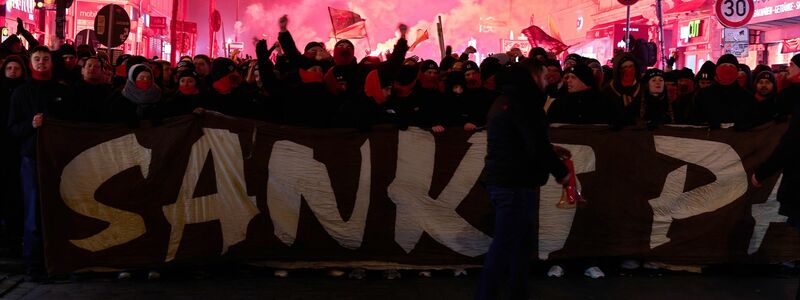 Einstimmung aufs Stadtderby: FC St. Paulis Anhänger beim Fanmarsch. - Foto: Marcus Golejewski/dpa