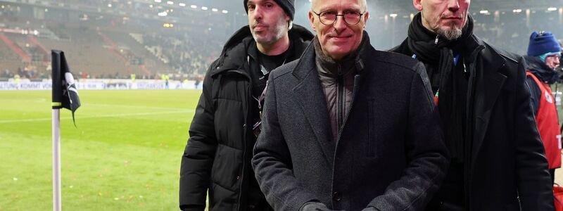 Auch das Stadtoberhaupt ließ sich das Stadtderby nicht nehmen: Hamburgs Bürgermeister Peter Tschentscher (M) - Foto: Christian Charisius/dpa