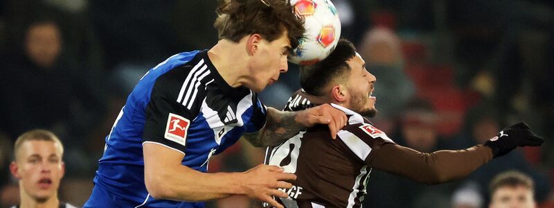Viel Kampf, wenig Spiel im Stadtderby: HSV-Abwehrchef Luka Vuskovic (l) und St. Paulis Mathias Pereira Lage im Kopfballduell. - Foto: Christian Charisius/dpa
