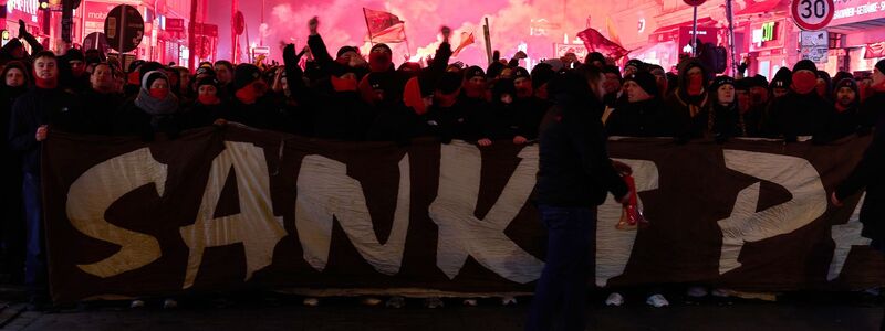 Einstimmung aufs Stadtderby: FC St. Paulis Anhänger beim Fanmarsch. - Foto: Marcus Golejewski/dpa