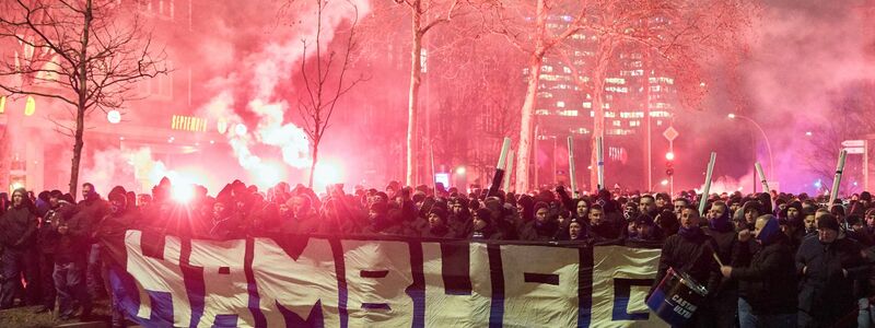 HSV-Anhänger im Anmarsch auf das Millerntor-Stadion. - Foto: Georg Wendt/dpa
