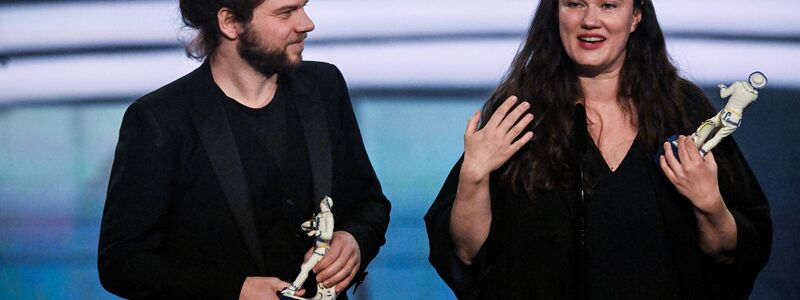 Privat und beruflich ein Paar: Für den Film «In die Sonne schauen» bekam Mascha Schilinski den Regiepreis und Fabian Gamper den Preis für Bildgestaltung. - Foto: Felix Hörhager/dpa