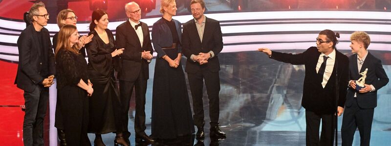 Regisseur Fatih Akin, Schauspieler Jasper Billerbeck mit dem Team der Produktionsfirma bombero international stehen auf der Bühne. Ihr Film «Amrum» wurde als Bester Film ausgezeichnet. - Foto: Felix Hörhager/dpa