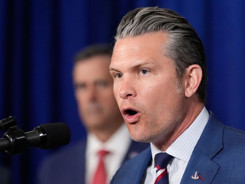 Er teilte den Post des zuständigen Regionalkommandos des US-Militärs über den erneuten Angriff auf X - US-Verteidigungsminister Pete Hegseth. (Archivbild) - Foto: Alex Brandon/AP/dpa