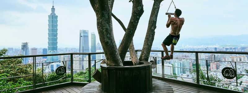 Seit rund zwei Monaten bereitet sich Alex Honnold auf die waghalsige Aktion vor. - Foto: Corey Rich/Netflix/dpa