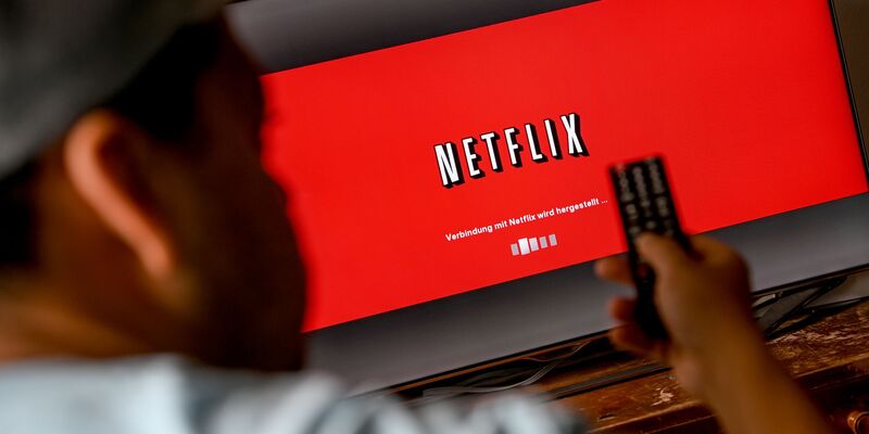  Mit dem Angebot der Streaming-Anbieter ist Binge-Watching zum gesellschaftlichen Phänomen geworden - mit gewissem Sucht-Potenzial.  - Foto: Britta Pedersen/dpa-Zentralbild/dpa