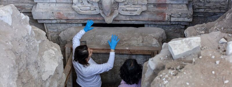 Eine Eule bewacht den Eingang zum Grab. - Foto: Luis Gerardo Peña Torres/Instituto Nacional de Antropologia e Historia (INAH)/dpa
