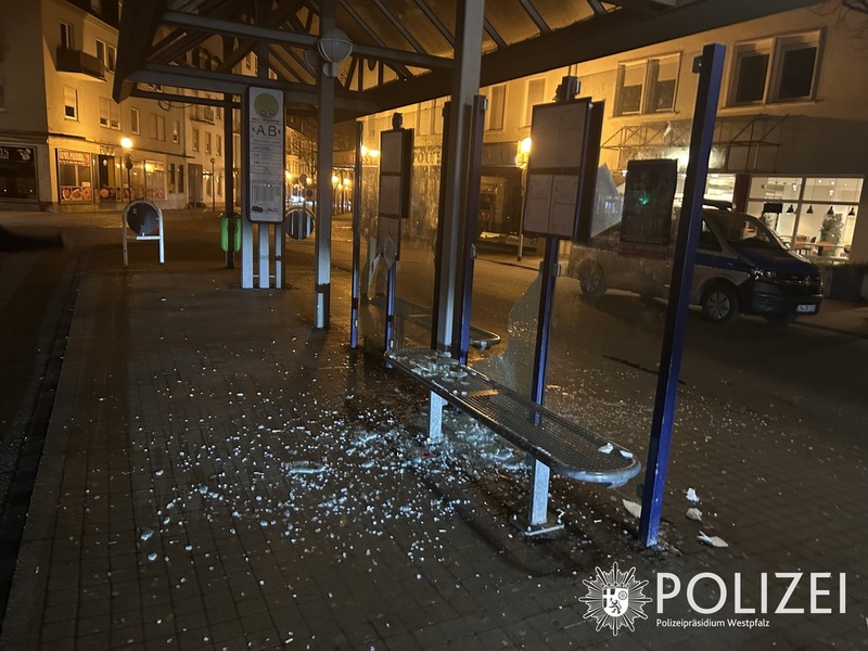 POL-PIZW: Wer hat die Glasscheibe zerstört? - Foto: presseportal.de