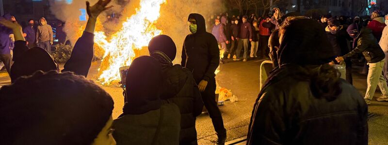 Bei den Massenunruhen im Iran könnten Aktivisten zufolge weitaus mehr Menschen getötet worden sein als bislang bekannt. (Foto Archiv) - Foto: Uncredited/UGC/AP/dpa