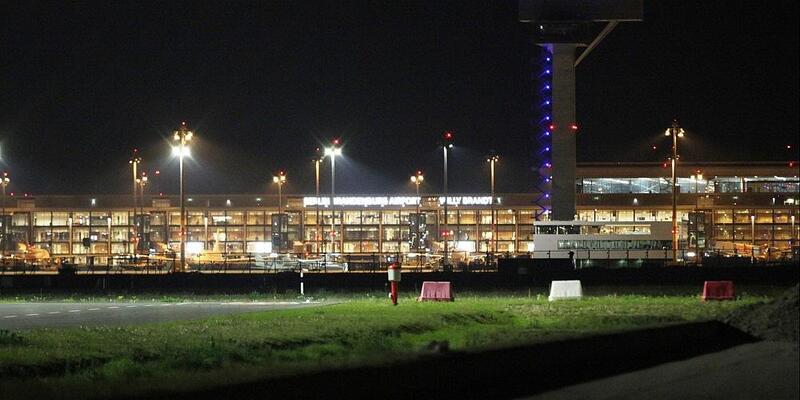 Flughafen BER bei Nacht (Archiv) - Foto: via dts Nachrichtenagentur