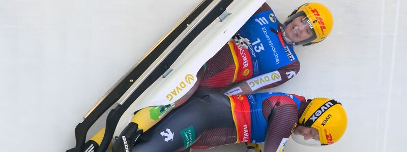 Die Olympia-Starterinnen Dajana Eitberger (r) und Magdalena Matschina stürzten beim Weltcup in Oberhof.   - Foto: Robert Michael/dpa