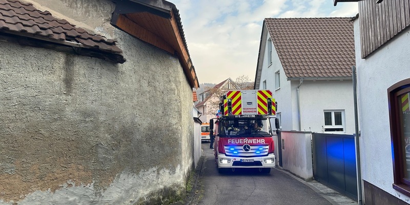 FW Weinheim: Gemeldeter Kaminbrand in der Rosengasse - Foto: presseportal.de