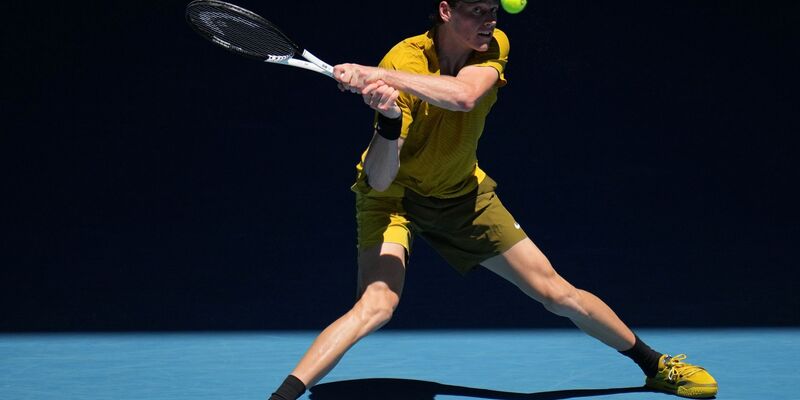 Jannik Sinner quälte sich in Melbourne ins Achtelfinale. - Foto: Dita Alangkara/AP/dpa