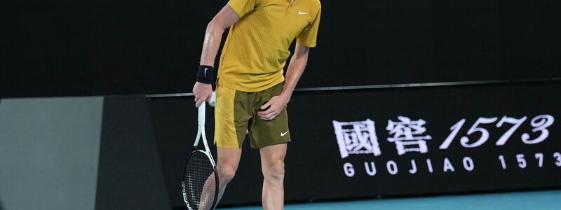 Jannik Sinner litt im heißen Melbourne unter Krämpfen. - Foto: Dita Alangkara/AP/dpa