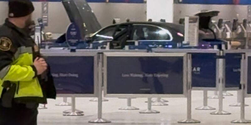 Ein Auto fährt durch ein Terminal und rammt einen Ticketschalter: Wie es zu dem Vorfall kommen konnte, war zunächst unklar. - Foto: Sennel Threlkeld II/Sennel Threlkeld II/@_sennel/AP/dpa