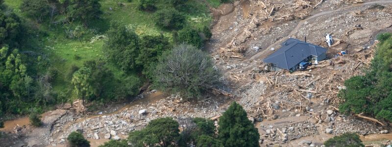 Unglück auf Campingplatz: Sechs Menschen wurden laut Polizeiangaben unter den Schlammmassen verschüttet. - Foto: Corey Fleming/Pool New Zealand Herald/AP/dpa