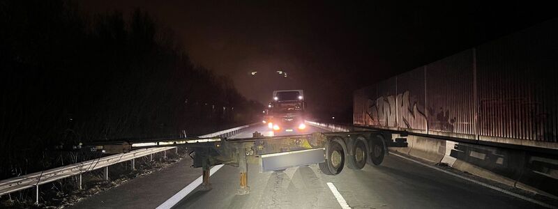 Der Sattelauflieger blockierte in der Dunkelheit alle Fahrspuren der Autobahn. (Foto: Polizei Bremen/dpa) - Foto: -/Polizei Bremen/dpa