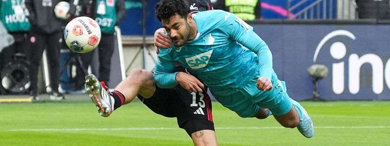 Kommt ein Hoffenheimer geflogen: Ozan Kabak (r) im Duell mit Frankfurts Rasmus Kristensen. - Foto: Marc Schüler/dpa