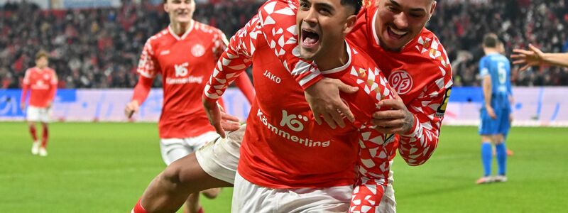Gefeierter Mann bei Mainz: Nadiem Amiri (l.) - Foto: Torsten Silz/dpa