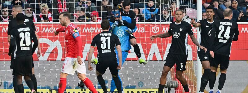 Mohammed Amoura (Mitte) feiert seinen Torwart Kamil Grabara für den gehaltenen Elfmeter.  - Foto: Torsten Silz/dpa