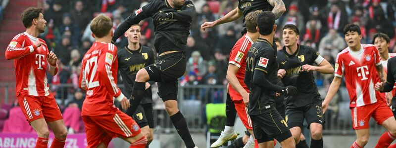 Die Augsburger waren gegen die Bayern immer auf Ballhöhe. - Foto: Peter Kneffel/dpa