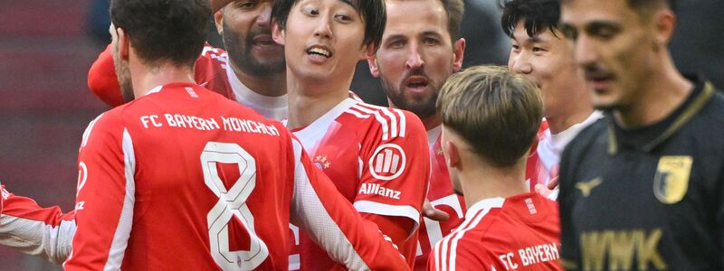 Die Bayern-Spieler bejubeln den 1:0-Führungstreffer.  - Foto: Peter Kneffel/dpa