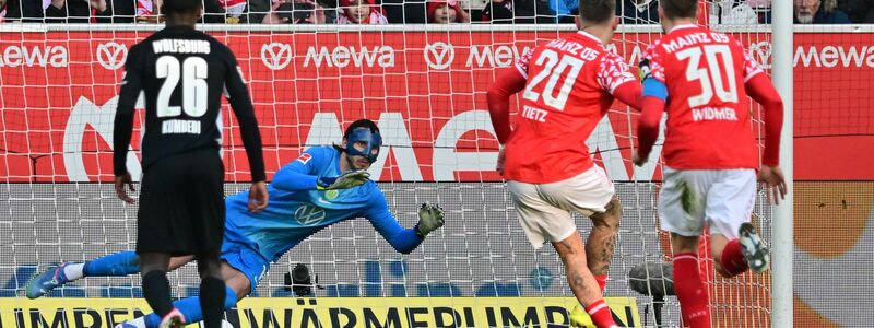 Phillip Tietz (2.v.r.) vergibt einen Elfmeter für Mainz. - Foto: Torsten Silz/dpa