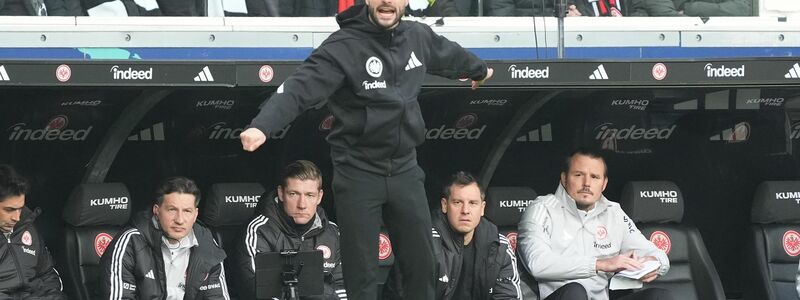 Bei seiner Bundesliga-Premiere engagiert unterwegs: Frankfurts Interimstrainer Dennis Schmitt. - Foto: Marc Schüler/dpa